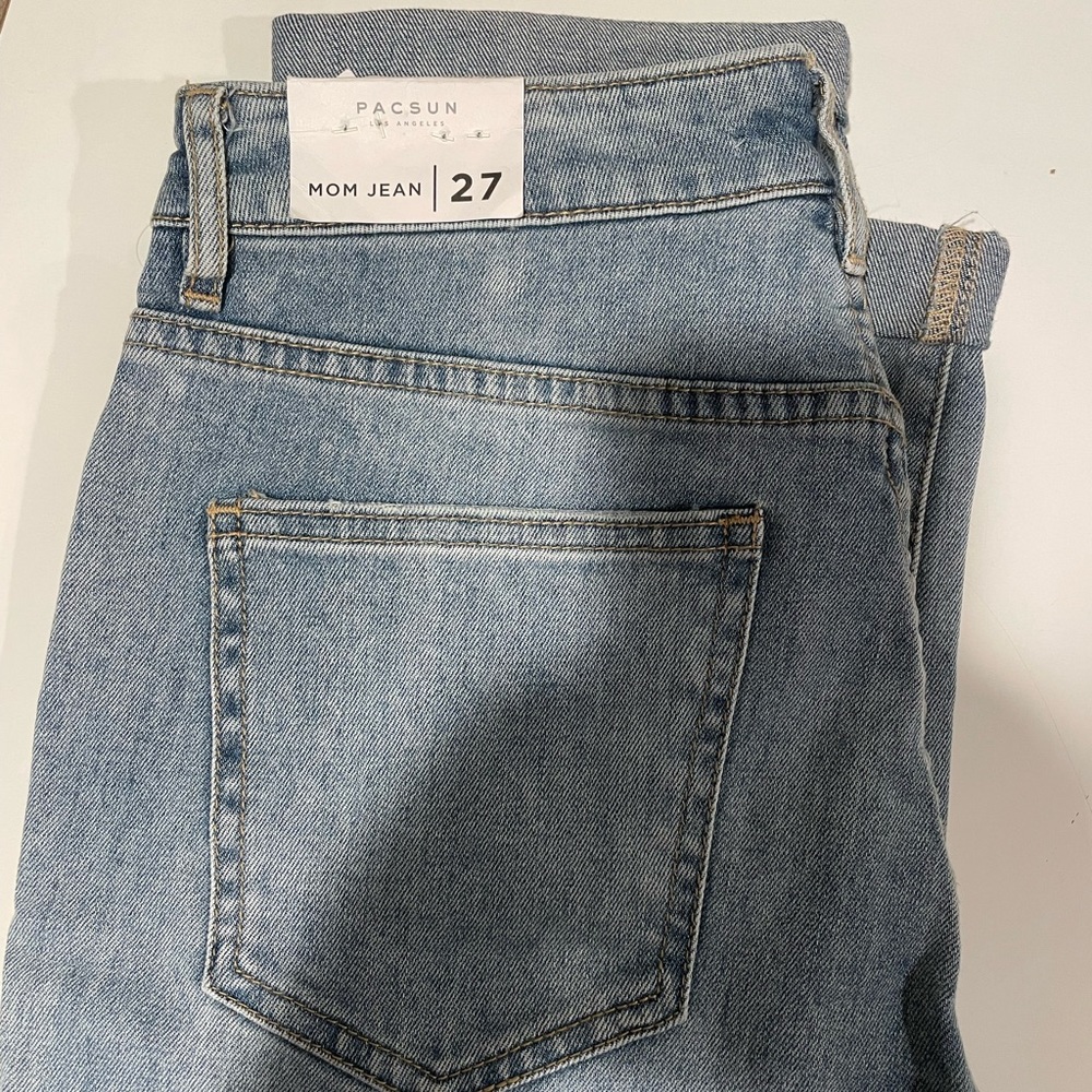 Adorable light wash Pacsun Mom Jeans!